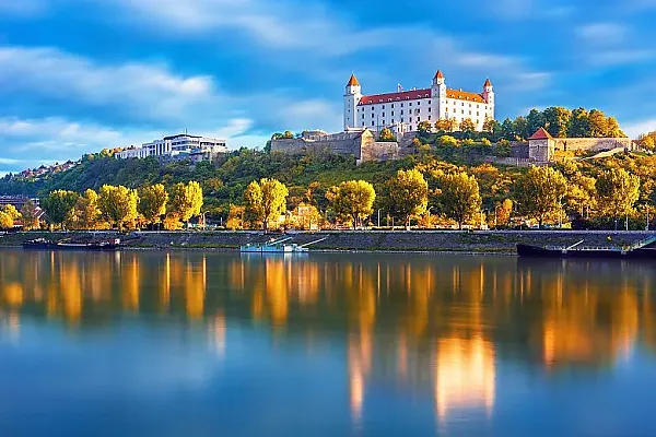 Das Bild zeigt die Burg Bratislava (Bratislavský hrad) in der slowakischen Hauptstadt am Ufer der Donau.
