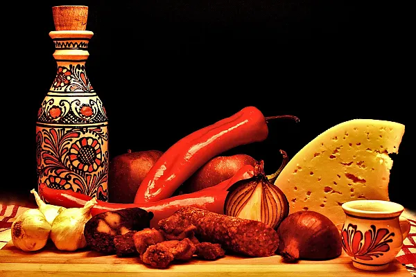 Das Bild zeigt eine Auswahl an traditionellen ungarischen Lebensmitteln und Spezialitäten.