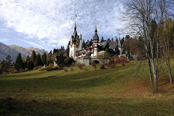 Das Bild zeigt das Schloss Peleș (rumänisch Castelul Peleș), eine prachtvolle ehemalige Sommerresidenz der rumänischen Könige.