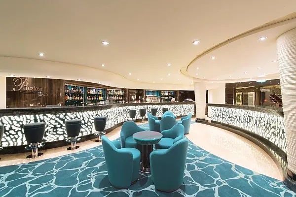 Das Bild zeigt die Preziosa Bar (auch bekannt als Turquiso Bar) an Bord des Kreuzfahrtschiffes MSC Preziosa.