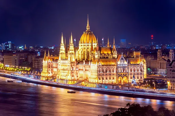 Ungarische Parlamentsgebäude in Budapest erstrahlt im weihnachtlichem Glanz