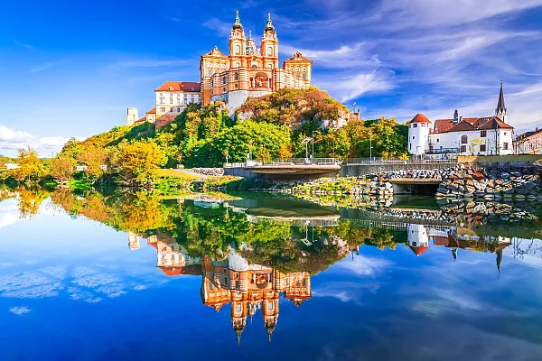 Das Bild zeigt das beeindruckende Stift Melk in Niederösterreich, Österreich, ein weltberühmtes Barockkloster.