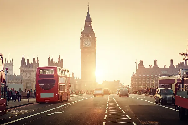 Das Bild zeigt den berühmten Uhrenturm Big Ben in London, wie er von der Westminster Bridge aus bei Sonnenuntergang zu sehen ist.