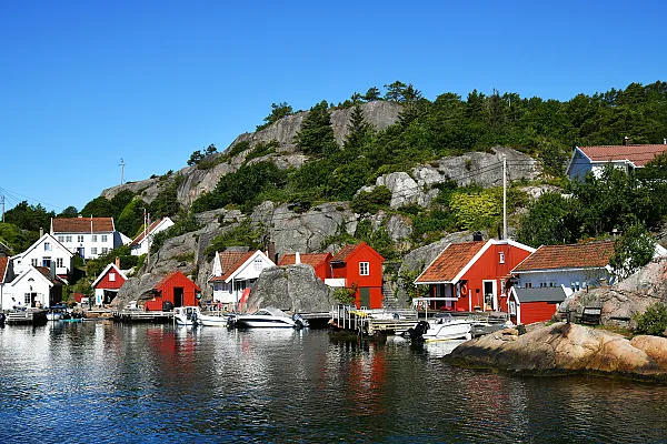 Das Bild zeigt typische norwegische Sjøbod-Häuser. Es handelt sich um ein typisches Küstenmotiv aus Südnorwegen, in der Gegend um Kristiansand.
