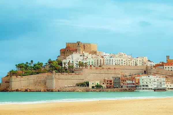 Das Bild zeigt die Burg von Peñíscola (Castillo de Peñíscola) an der Costa del Azahar in Spanien.