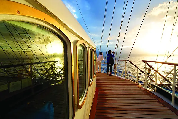 Das Bild zeigt einen Sonnenuntergang an Bord der Royal Clipper