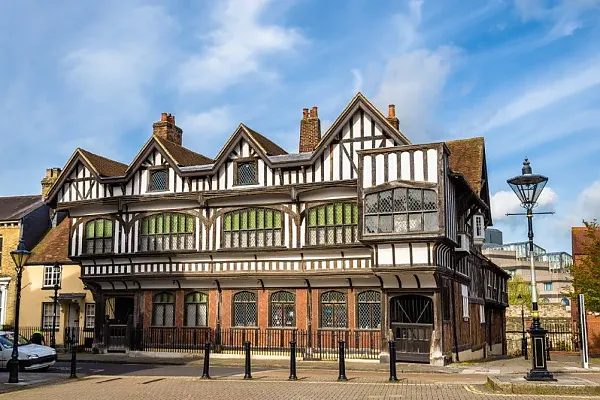 Das Bild zeigt das Tudor House and Garden in Southampton, England.