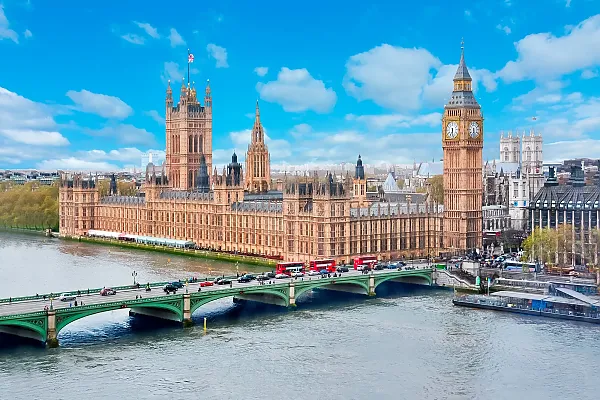 Das Bild zeigt den Palace of Westminster (Houses of Parliament) und den berühmten Uhrturm Elizabeth Tower, der allgemein als Big Ben bekannt ist, in London