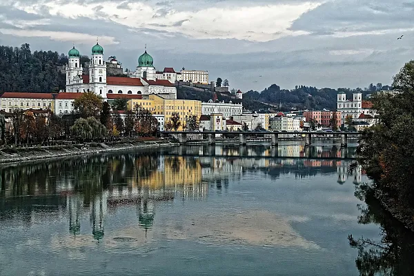 Das Bild zeigt die Stadt Passau, bekannt als die „Dreiflüssestadt“ am Zusammenfluss von Donau, Inn und Ilz.