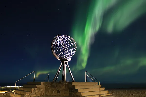 Das Bild zeigt das berühmte Nordkap-Denkmal in Norwegen, eine große Stahlkugel, die den nördlichsten Punkt des europäischen Festlands markiert.