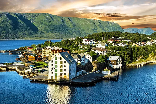 Auf diesem Bild ist Ålesund in Norwegen zu sehen, eine Stadt, die für ihre beeindruckende Jugendstilarchitektur bekannt ist.